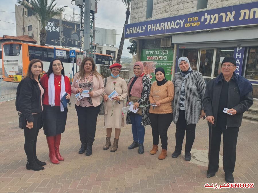 بلدية شفاعمرو توزع الورود احتفاء بيوم المرأة العالمي .